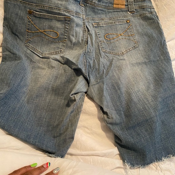 Cut off jean shorts - Picture 3 of 3